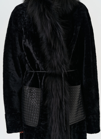 Женская дубленка с отделкой из меха лисы