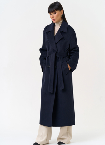 Женское пальто синего цвета с поясом