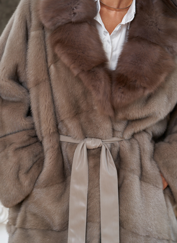 Женская шуба из меха норки с воротником из меха куницы