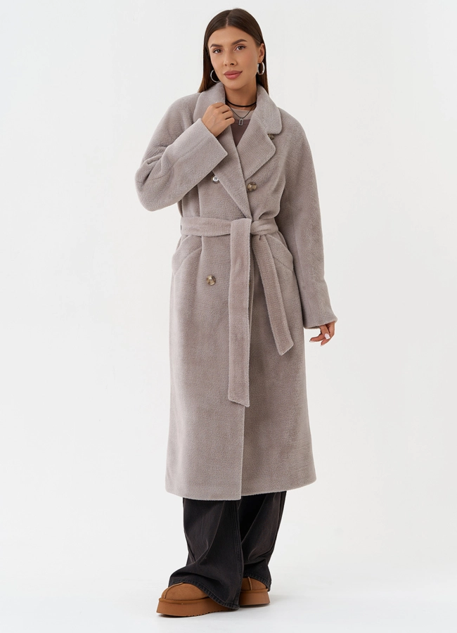 Утепленное двубортное пальто с английским воротником модель № 28103 меха малина