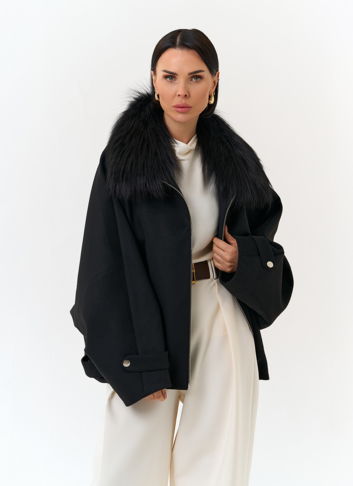 Женское укороченное пальто с отделкой из меха лисы