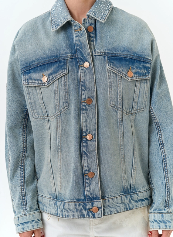 Женская джинсовая куртка со стразами