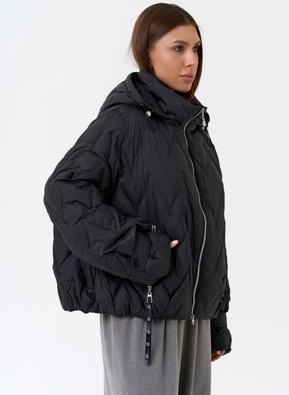 Женская куртка с капюшоном в черном цвете