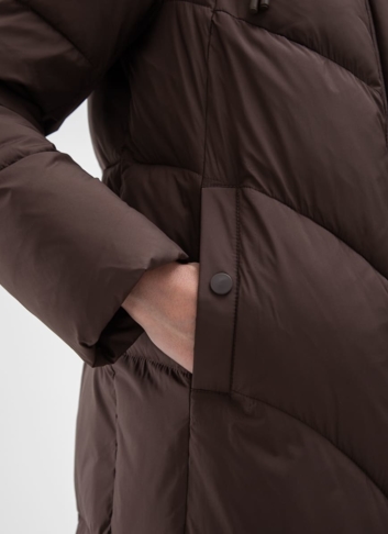Женский пуховик коричневого цвета с капюшоном