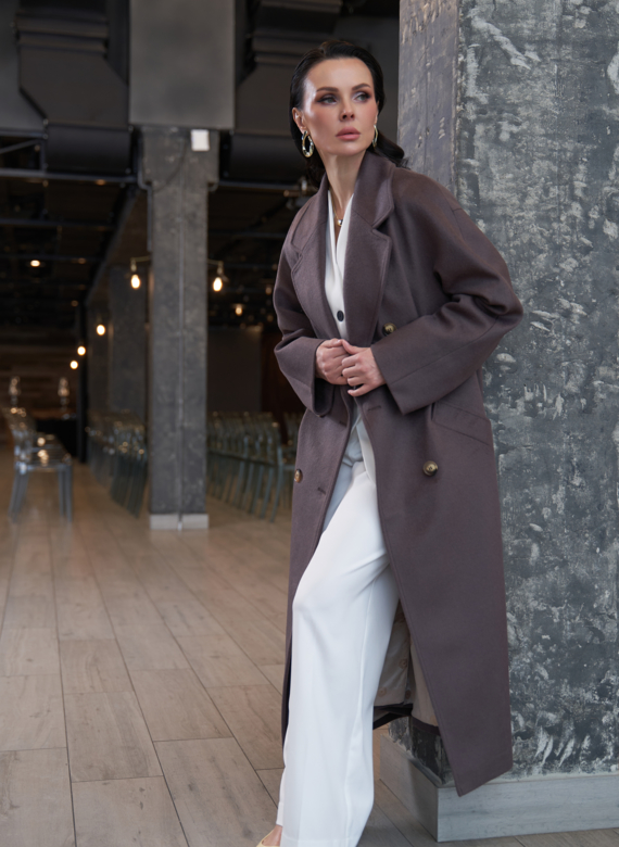 Длинное двубортное пальто с английским воротником