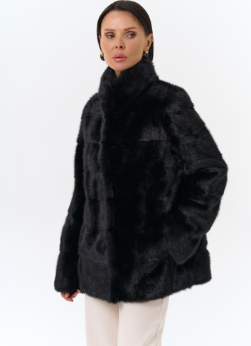 Укороченная норковая шуба с воротником стойкой черного цвета 