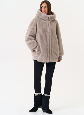 Женская куртка из эко меха с капюшоном