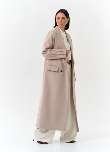 Женское светлое пальто с поясом