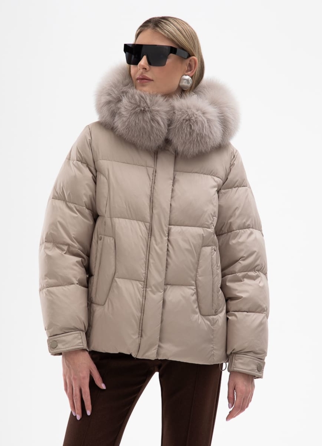 Короткий пуховик с капюшоном из меха песца модель № 31119 меха малина