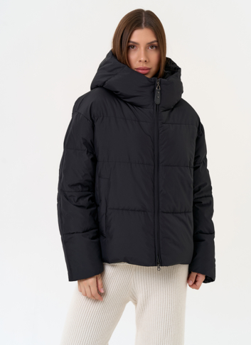 Женский пуховик черного цвета с капюшоном