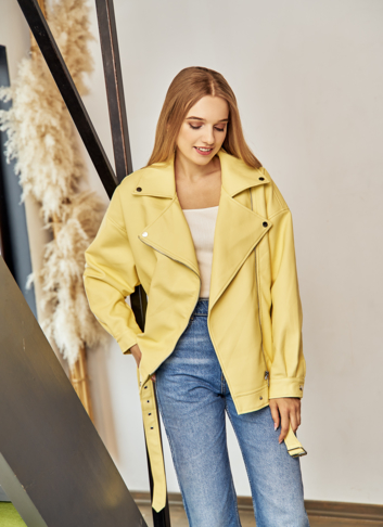 Женская удлиненная косуха-оверсайз в светло-желтом цвете