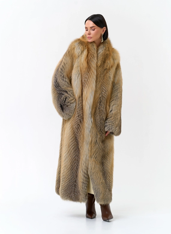 Длинная шуба из меха лисы