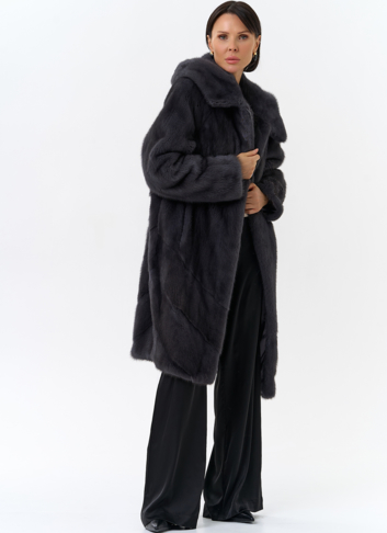 Женская шуба в сером цвете