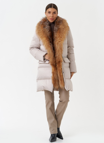 Женский пуховик с отделкой из меха лисы