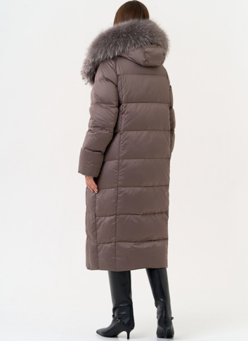 Женский пуховик с отделкой из меха лисы