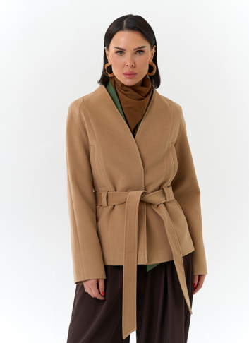 Женское укороченное пальто с поясом