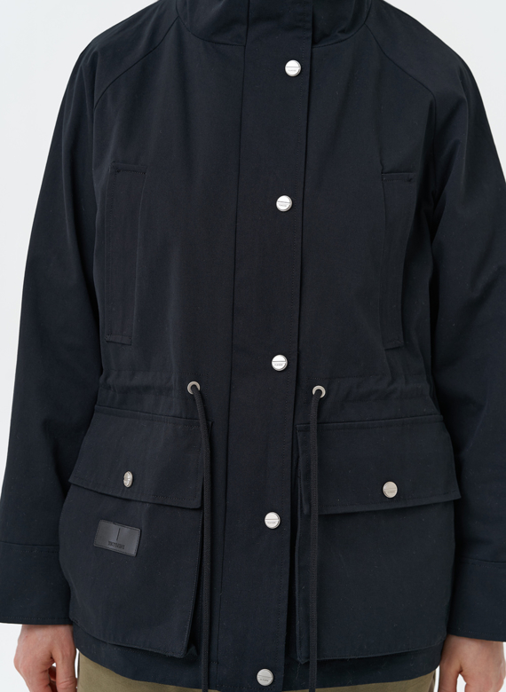 Женская ветровка черного цвета