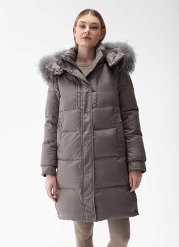 Женский пуховик с капюшоном из меха енота