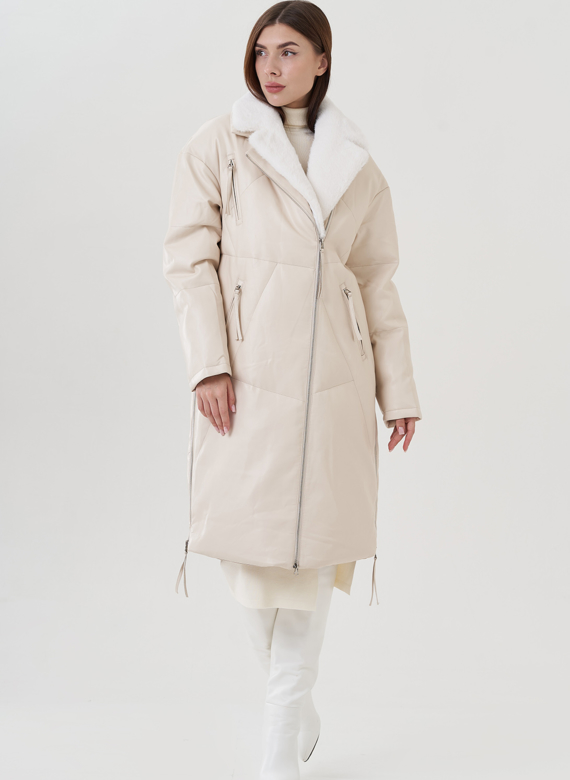 Пуховик женский из эко кожи с английским воротником в светлом цвете