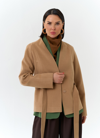 Женское укороченное пальто с поясом