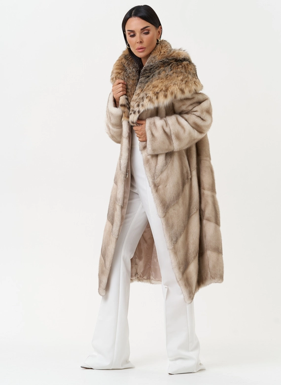Женская шуба из меха норки с капюшоном из меха рыси фото
