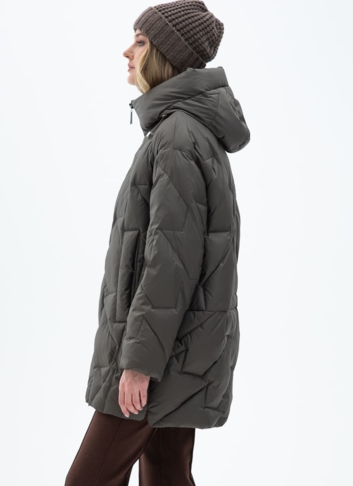 Женский удлиненный пуховик  капюшоном