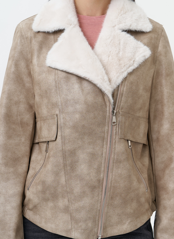 Женская куртка из эко кожи с отделкой из эко меха