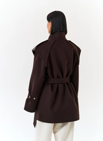 Женское укороченное пальто с акцентными плечами