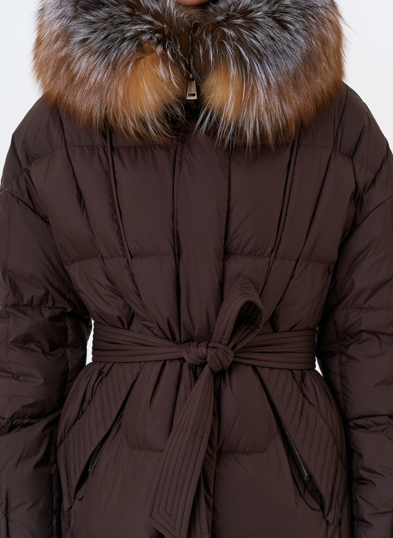 Женский пуховик с отделкой из меха блюфрост