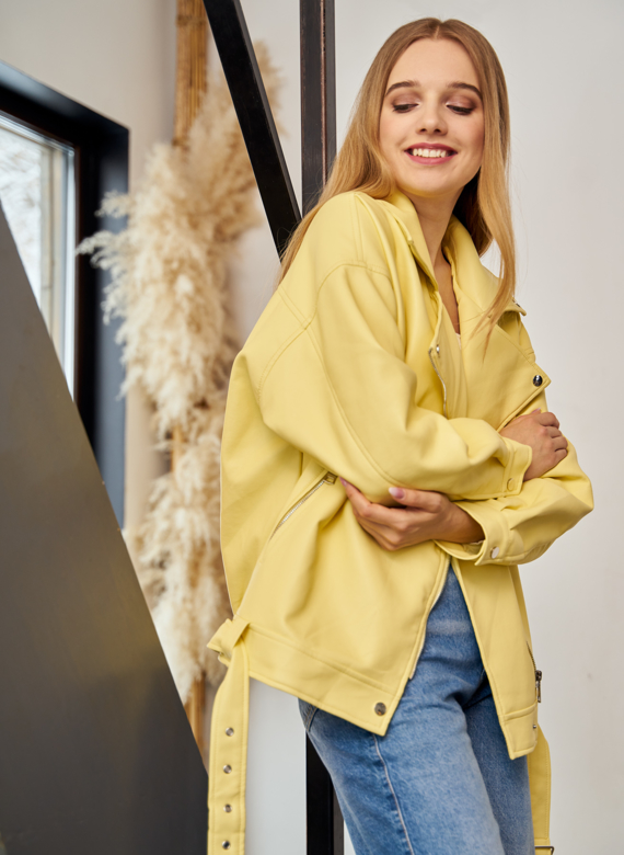 Женская удлиненная косуха-оверсайз в светло-желтом цвете