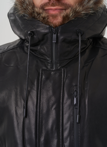 Мужская куртка с капюшоном на мехе из волка