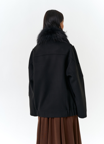 Женское укороченное пальто с отделкой из меха лисы