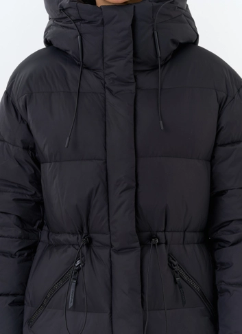 Женский пуховик черного цвета с капюшоном