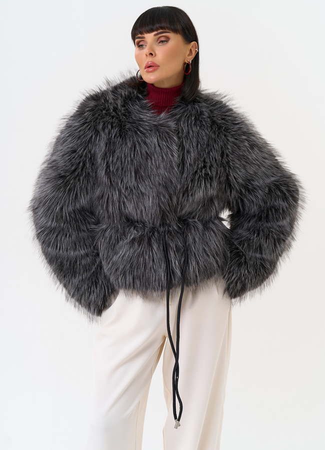 фото Короткая куртка из эко меха с декоративным поясом модель № 31262