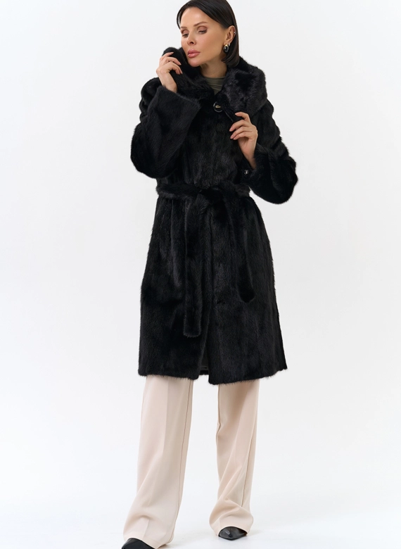 Шуба из норки черного цвета с капюшоном 