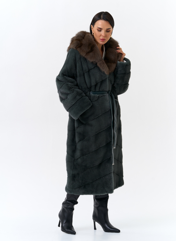 Шуба из меха норки с капюшоном из меха куницы